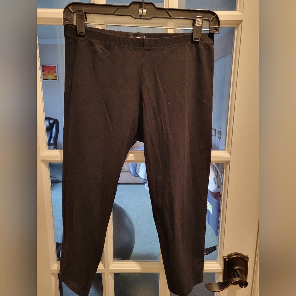 Black Insanity Capri Sz XL Fits more like Medium Read Measure